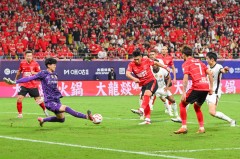 玉昆足球队主场激战长春亚泰，力挽连败压力精彩对决